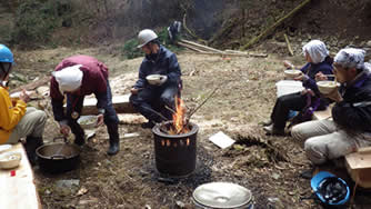 森の中で火を焚く。山火事の心配などもあって公有地では禁止されていることも多い。