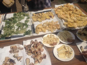 タケノコや山菜などを山で調理。さらは、半割にした竹だ。窯で炊いた混ぜご飯も美味！