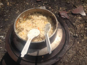 タケノコや山菜などを山で調理。さらは、半割にした竹だ。窯で炊いた混ぜご飯も美味！