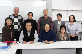 11月の定例会は、柴崎学習館で開催。メンバー9人が集まった。