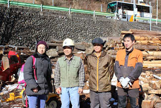 左から、コーディネーターの石山恵子さん、講師の大谷正平さん（施設長）と山崎俊彦さん、青木亮輔さん（東京チェンソーズ）。大谷さんと山崎さんはこの施設の職員、青木さんは林業会社・東京チェンソーズで森の整備などをしていて、施設には間伐材などを運び入れる立場で関わっている