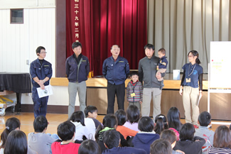 収穫祭の日、宮城県からワゴン車に荷物満載してやってきた雁音農産の皆さん。