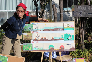 ビオトープの前で、小野寺ひかるさんによるトンボの話を聞く。