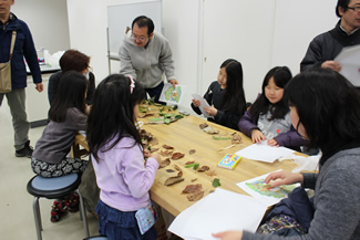 拾ってきた落ち葉をテーブルの上に広げて、いよいよ作業開始だ。