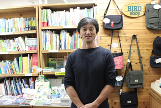 話をお聞きした、城山トコロジストの会・箱田敦只さん（職場の日本野鳥の会事務所にて）。