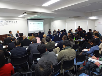 2015年1月には川や海に関わる団体との全国ネットワークをめざした『第1回川ごみサミット』の開催を実現した。地道なゴミ拾い活動を継続することで一人ひとりの意識変革を促していくとともに、そうした地道な活動の結果を生かしてよりダイナミックな根本解決に向けた新たな一歩を踏み出しながら確実に進歩している荒川クリーンエイドだ。