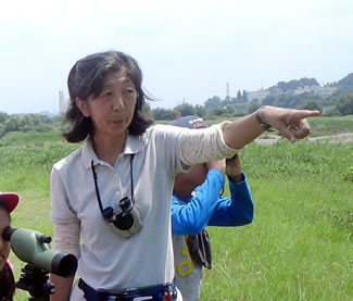 子どもたちに語りかける羽澄さん。普段は、隣の多摩市立連光寺小学校の教育連携コーディネーターとして勤務。元は調査系のコンサルタントなどをしていた。その経験と人的ネットワークを生かして、自身で子どもたちの前に立つほか、植物や昆虫、水生生物などさまざまな分野の専門家を紹介している。