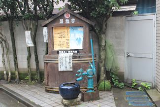 墨田区向島の路地尊。左から、有季園にある3号基、実際にボヤ発生時に役立ったという2号基、商店街の防災広場にある5号基（はとほっと）