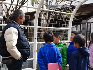 路地尊を取材する子ども環境ビデオレポート（2015年2月7日）。