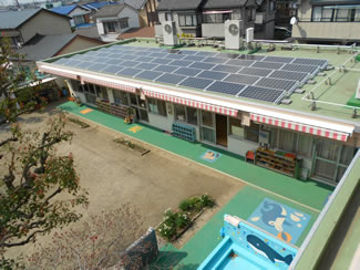 同、宮下保育園・図書館屋上の太陽光パネル。