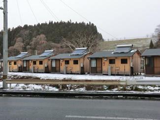 子どもたちが通学路で見ていた仮設住宅に載せた太陽熱温水器。「太陽光発電かな？」と思っていたらしい。