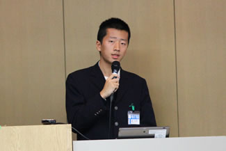 開会式では、主催者を代表してISO委員会委員長の森谷裕里さんが開会のあいさつをする。会場の大ホールは、200人ほどの来場者・関係者で埋まった。