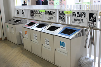つばさ総合高校では、各クラスのゴミ箱を排除して、階ごとにゴミステーションを設けて分別回収の協力を呼びかけている。