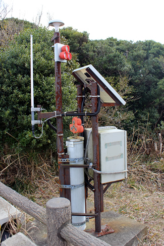展望台の近くに設置された観測機器。上部についているミラーが離れた山にある観測機器から届くレーザー光線を反射して、その時間差によって島の変化をミリ単位で観測している。この他、GPSや傾斜計、温度計など、次の噴火を予測するためのさまざまな機器により、常時観測している。現在、地下のマグマ溜まりには、前回の噴火直前の約2倍量のマグマが溜まっていることがわかっているという。