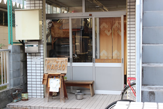 住宅街のマンションの1階に開いている「木工駆け込み塾」。