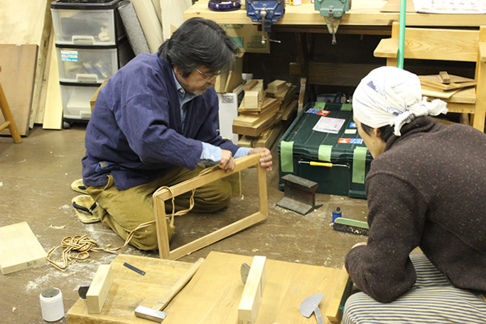 塾生に指導する塾長の長尾さん。