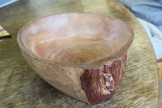 主に作っているのは、生木を手道具でくり抜いて作る器など。