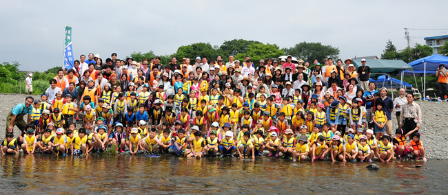 開会式後、参加者・スタッフ総勢で集合写真を撮る。子どもたち110人、大人も入れて総勢250人が集まった。（青梅・多摩川水辺のフォーラム提供）