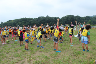 開会式後には、ラジオ体操で体をほぐす。