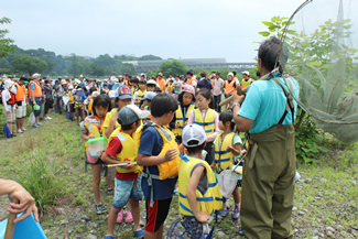 特大のタモ網を背にした山ちゃんを先頭に、草原を分け行って、ガサガサ探検の舞台となる池に向かう。