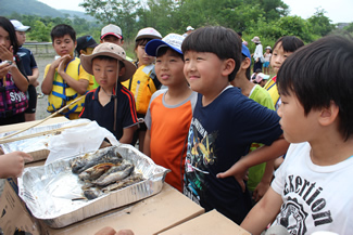 1人1匹ずつ食べた後、おかわり希望者が再び列に並ぶ。最終的にあまった魚は、じゃんけんによる争奪戦が繰り広げられた。