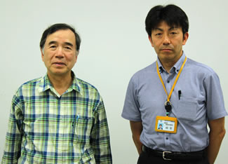 青梅・多摩川水辺のフォーラムの前代表で現顧問の渡邉勇さん（左）と、青梅市環境政策課課長の細金慎一さん（右）。青梅市役所にて。