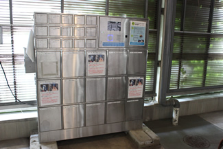 バッテリーと鍵が収納されている金属ロッカー。（扉の開錠前／扉が開くとバッテリー及び鍵が取り出せるようになる）