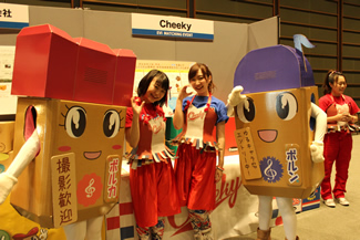 ダンボール製の名刺を手に挨拶をするCheekyのメンバーと、マスコットキャラクターのボルンとボルカ。