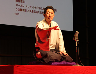 壇上に設けた即席の高座では春風亭柏枝師匠による環境落語『改作落語 和尚（おしょう）とちん念』が披露される