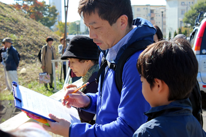 アンケートの協力依頼に奔走する、桜美林大学教授の種市康太郎さん。専門分野は臨床心理学。ヤギの存在が団地のコミュニティ形成にどのような影響を与えるかを科学的に調査するのが目的だ。