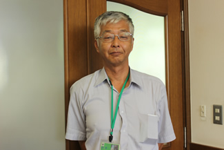 中野区立中野本郷小学校　学校長の橋浦義之先生（校長室にて）。