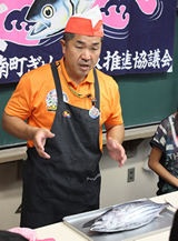 エプロンを絞め、帽子をかぶって気合を入れる兵頭さん。これからいよいよ解体に着手する。