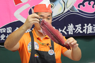 骨まわりの肉はスプーンでこそげ落として食べると、絶妙だ。