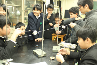 三鷹市立第二中学校地球環境部の活動の様子。この日は、『地球環境部テスト』で林業の基礎知識と技術のベースについておさらいをした。