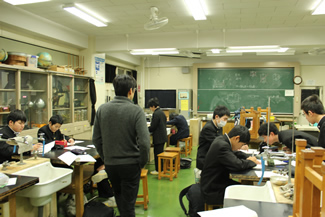 三鷹市立第二中学校地球環境部の活動の様子。この日は、『地球環境部テスト』で林業の基礎知識と技術のベースについておさらいをした。