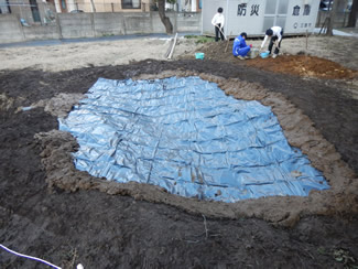 一年間かけて穴を掘って造ったビオトープ池（右：ビオトープになる前、左：穴を掘ってシートを張ったところ）。