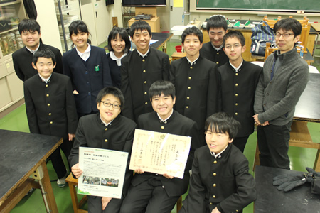地球環境部の部員たちと、顧問の宮村連理先生（右端）。
