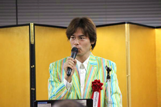 2015年10月には、eco検定アワード2015優秀賞を受賞。スピーチに登壇するミヤモ。同賞の表彰を受けたのは、2013年に次いで2度目となった。表彰式のあとの懇親会では、余興としてエコ・マジックを披露し、会場を盛り上げた。
