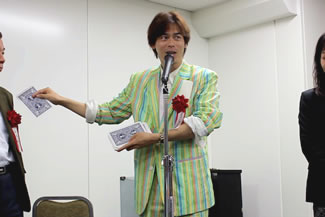 2015年10月には、eco検定アワード2015優秀賞を受賞。スピーチに登壇するミヤモ。同賞の表彰を受けたのは、2013年に次いで2度目となった。表彰式のあとの懇親会では、余興としてエコ・マジックを披露し、会場を盛り上げた。