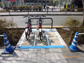 ビーコンの近くに停められた自転車。各ポートの自転車台数は常時センターで一元管理されているので、空車または自転車があふれているような状況になると、再配置用のトラックに積み込んで、足りないポートに運ばれていく（千代田区提供）。