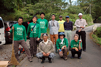 あきる野市深沢地区の道路整備に参加した西多摩マウンテンバイク友の会のメンバーと、深沢町内会のみなさん