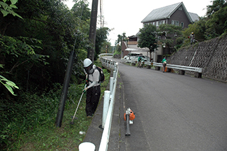 道路脇の雑草を刈り取る友の会のメンバー。「マウンテンバイクありきじゃない。この地域の自然が、山が好きだから来ています。それに人の役に立つのはうれしいです」と口をそろえる。