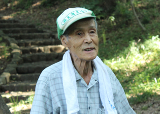 作業の開始に先立って挨拶する、現会長の生沼正さん。