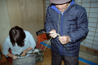 4つ割にしたシノの表皮をへぐ。「へぐ」ははがすことで、はがした表皮を「ヘネ」という。これでメカイを編む。