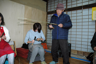 物心つく前からメカイづくりを手伝っていたという平方勝次さんが刃物を使うと、「シャリッシャリッシャリッ」っと小気味よい音がして、シノが鮮やかに裂けていく。