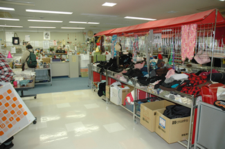 赤羽エコー広場館のリサイクルコーナーの様子。衣類や雑貨が所狭しと並んでいる。