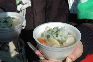 当日提供されていた「スズシロ汁」。大根やにんじん、里芋などの根菜がたっぷり入ったみそ仕立てのスープに、大根おろしと湯がいた大根の葉を混ぜたトッピングが添えられていて、栄養満点。