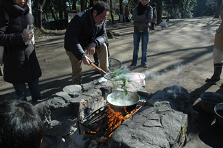 ごみや食べられない草を除いてから、沸騰した湯に入れて湯通しをする。
