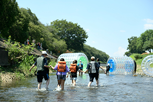 柳瀬川　ウォーターバルーンの様子